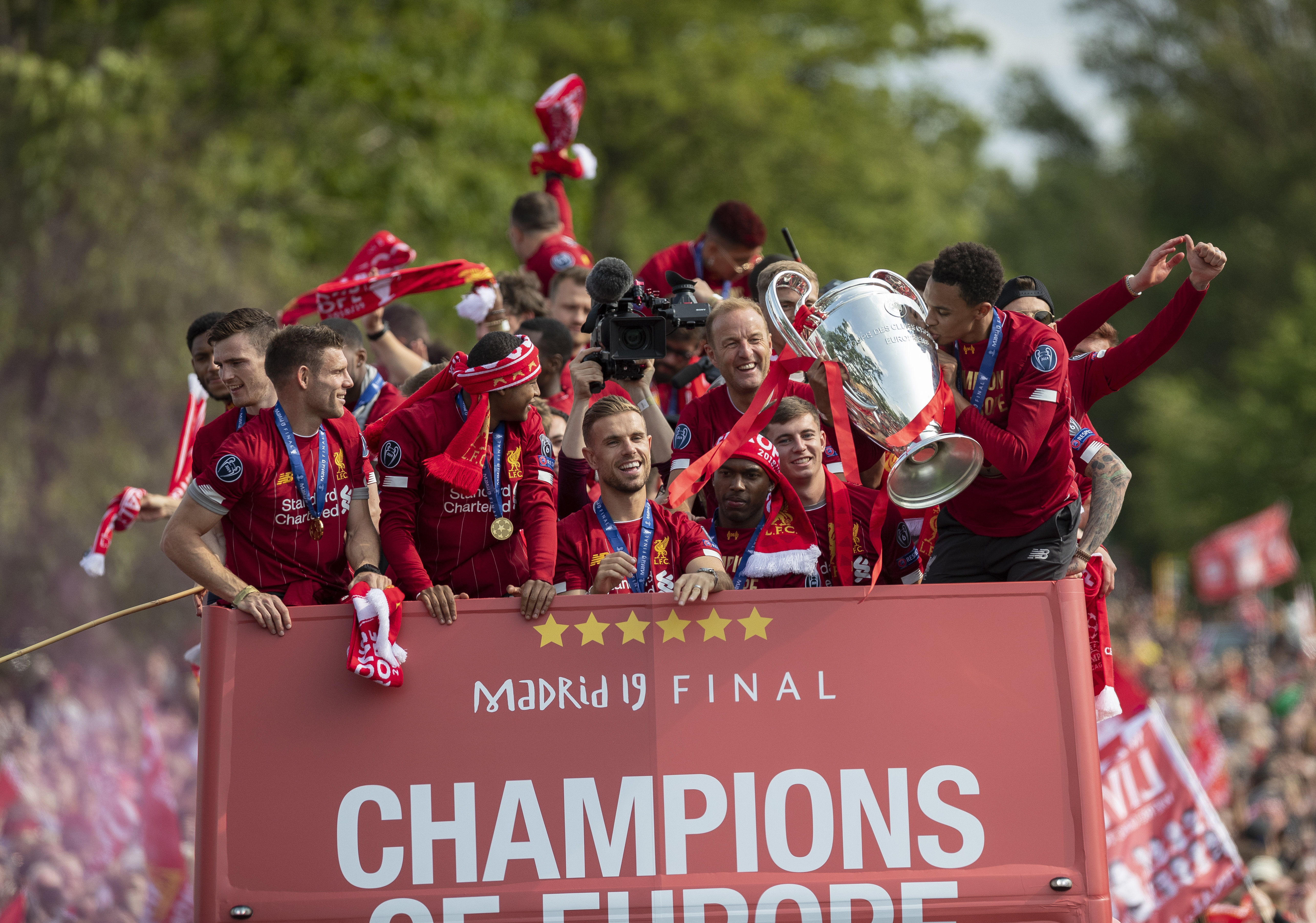 切尔西客场1-3不敌利兹联，终结7场不败，排名跌至第四，利兹联成功跳出降级区。（客场1-3不敌利兹，切尔西七场不败告终跌至第4，利兹脱离降级区）