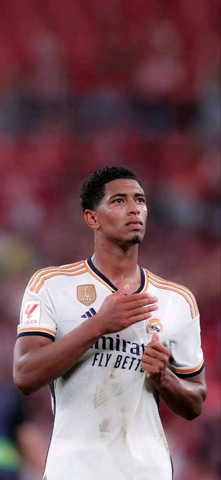 詹姆斯赛后向卡斯尔赠送签名球衣：年轻的国王，继续加油（詹姆斯赛后赠卡斯尔签名球衣：年轻的王者，继续前行）