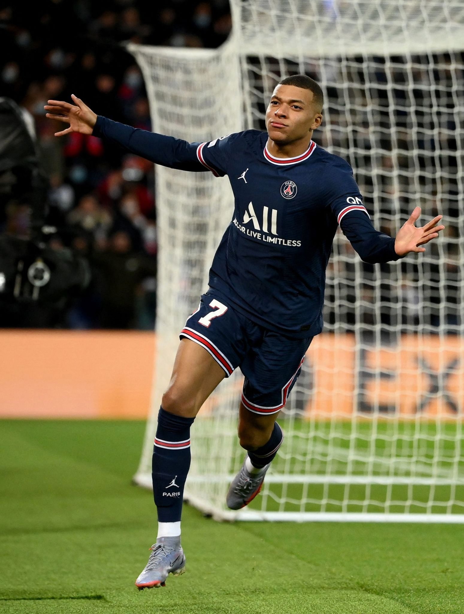 拜仁积极追求梅努，欲将其打造成欧冠核心，但曼联与意甲球队争夺，形势激烈。（拜仁求购梅努谋建欧冠核心，曼联与意甲诸强竞逐，争夺白热化）