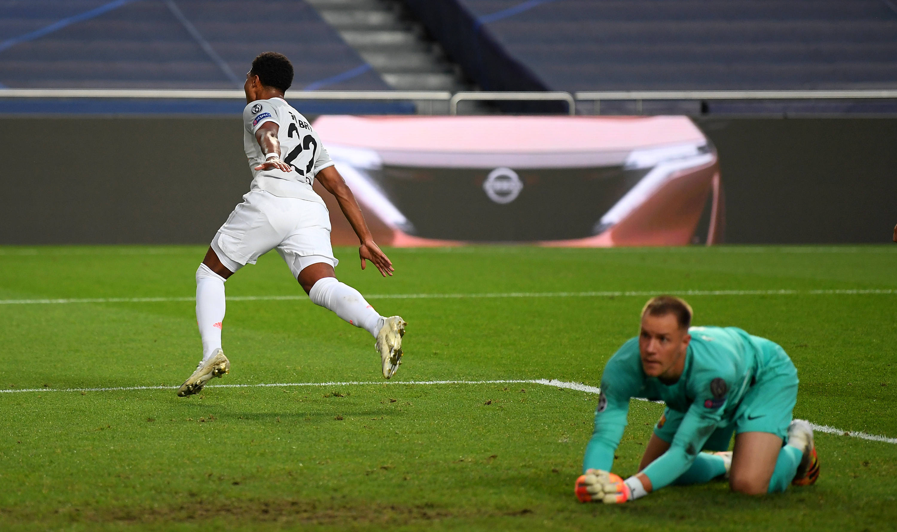 半场战报：拜仁1-0斯图加特，莱默尔脚后跟破门，奥利塞助攻（上半场：拜仁1-0领先斯图加特，莱默尔脚后跟破门，奥利塞送助攻）