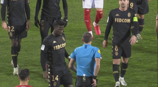 马德兴：中国足球受冷遇因成绩没突破，地方超火爆是大众怒其不争（马德兴：中国足球因成绩停滞遭冷落，地方热度背后是公众对其不争气的怒火）