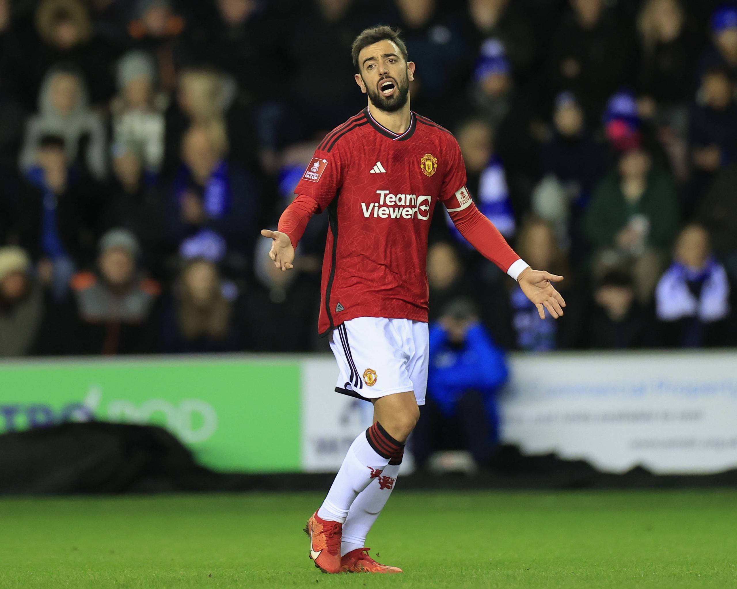 西班牙大名单：亚马尔领衔，奥尔莫在列，卡瓦哈尔、佩德里伤缺（西班牙公布名单：亚马尔成焦点，奥尔莫入选，卡瓦哈尔与佩德里因伤缺阵）